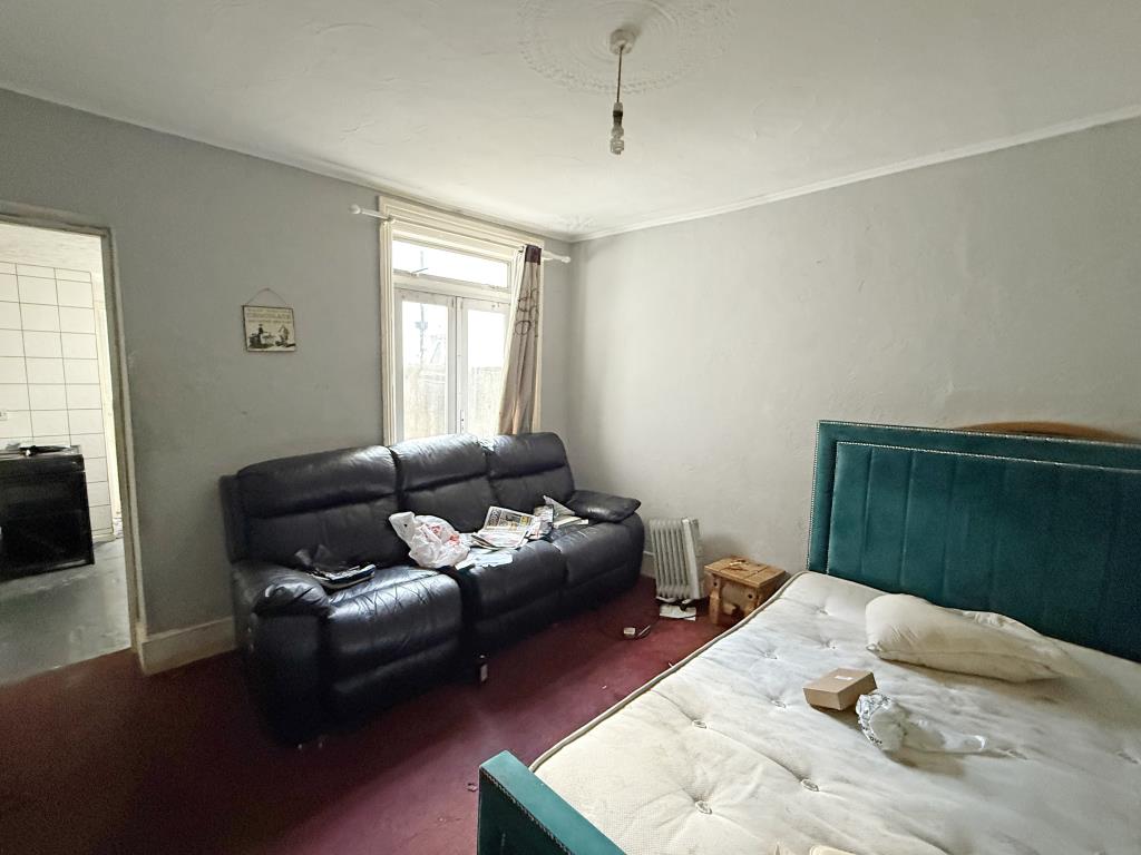 Lot: 132 - TWO FLATS CLOSE TO TOWN CENTRE FOR IMPROVEMENT - Bedroom in Ground Floor Flat